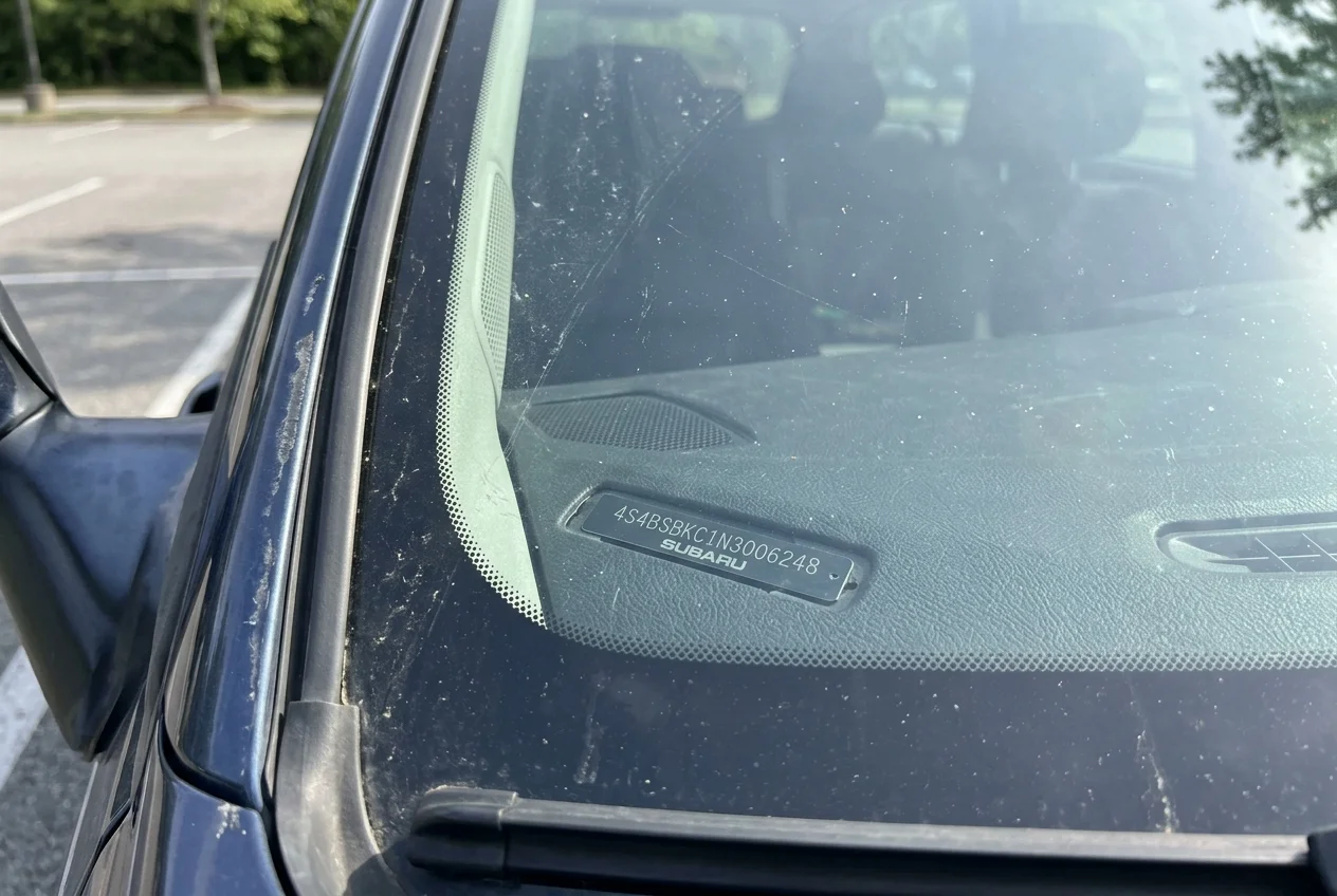Jak vybrat autobaterii podle VIN (A vyhnout se zničení elektroniky) 3 Umístění štítku s VIN kódem za čelním sklem automobilu